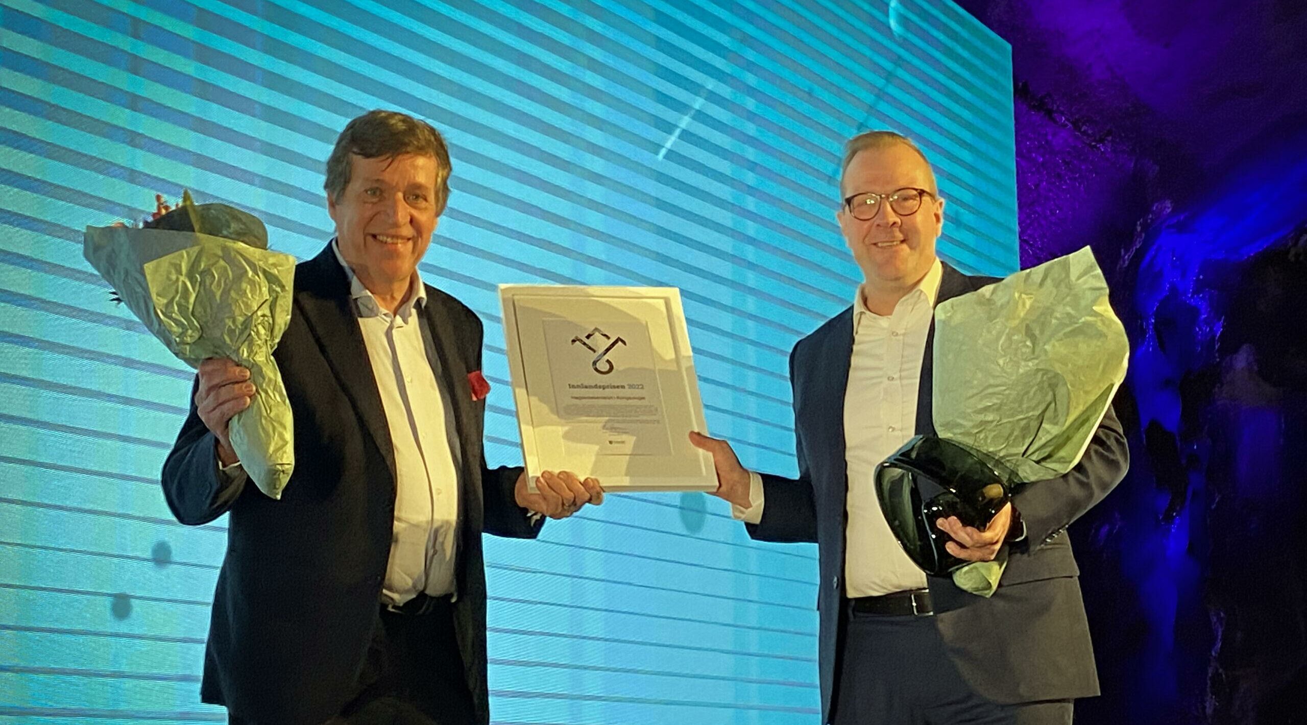Bilde av Frank Larsen og Vegard Herlyng etter utdeling av Innlandsprisen 2022