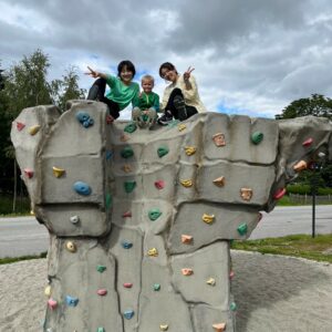 Studenter og barnet i vertsfamilien